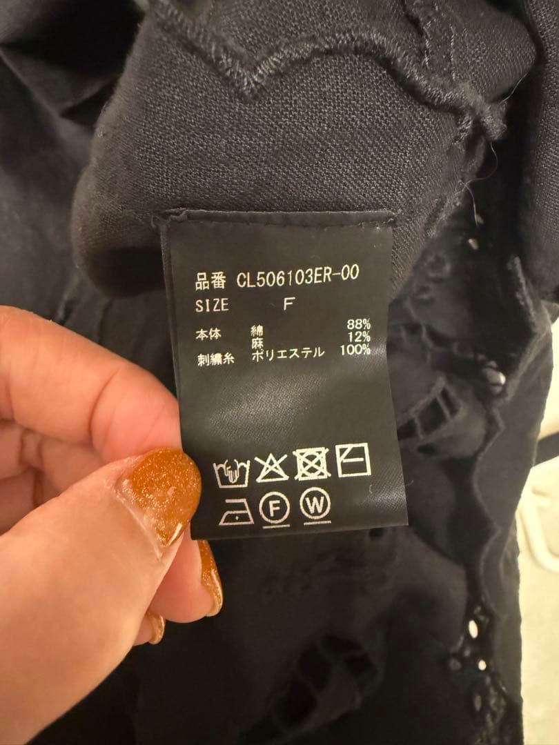 カレンソロジー　カットワーククロスブラウス