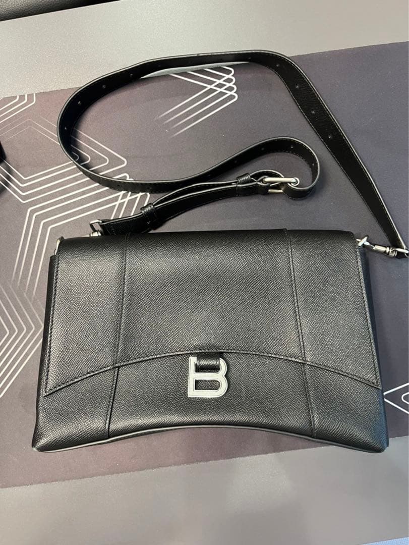 バレンシアガ　downtown メッセンジャー　24SS バッグ