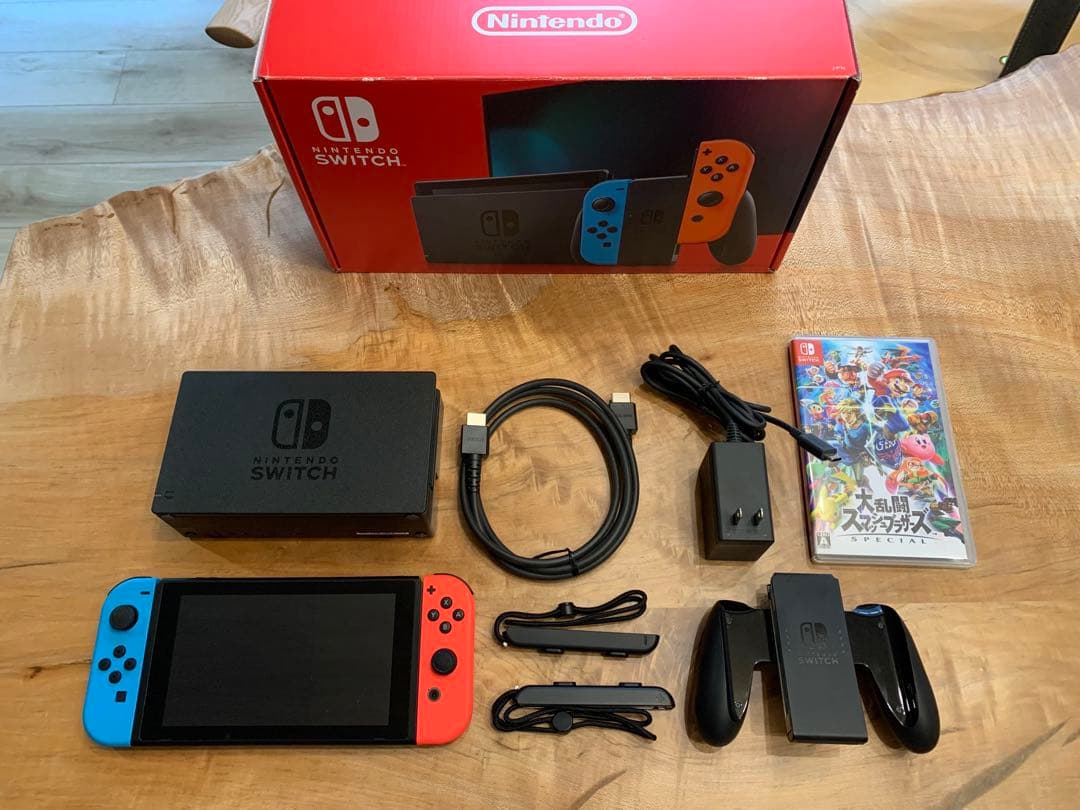 Nintendo Switch本体と 大乱闘スマッシュブラザーズのカセット