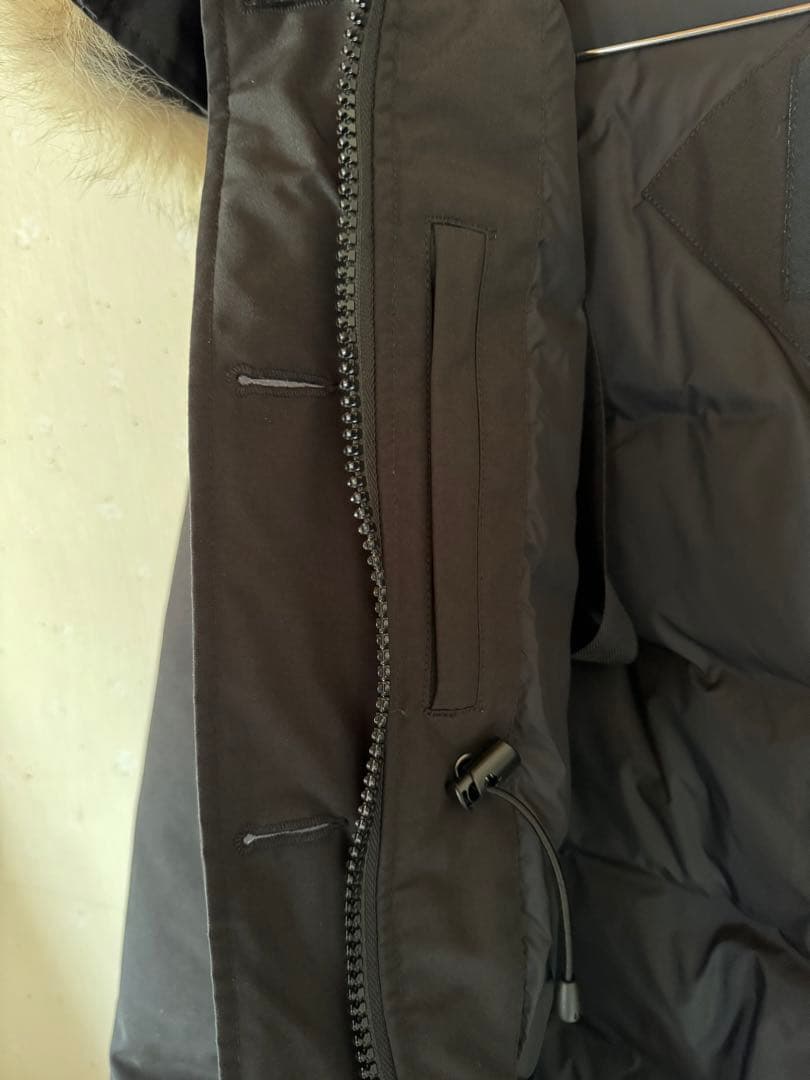 カナダグース 黒 ファー付きダウンジャケット