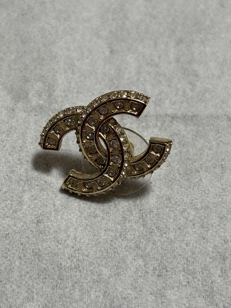 CHANEL CCロゴ ストーン付きピアス 片耳