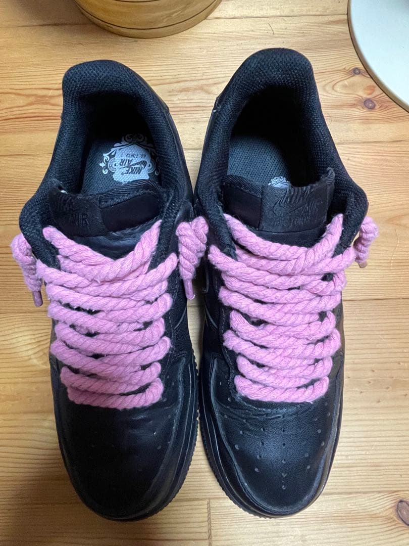 Nike Air Force 1 ブラック ピンクシューレース