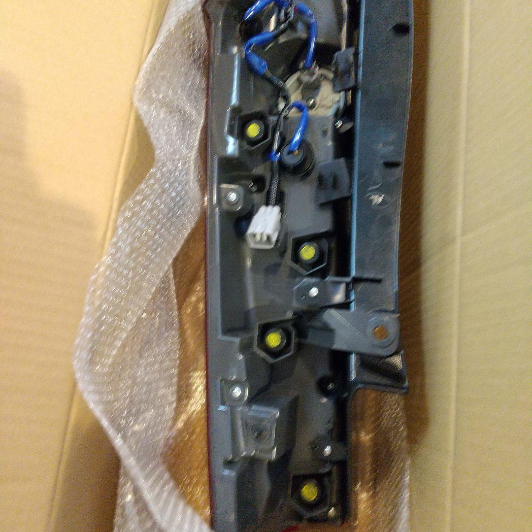 【新品未使用】トヨタ80系 ノア、ヴォクシー他、純正テールランプ 左右セット