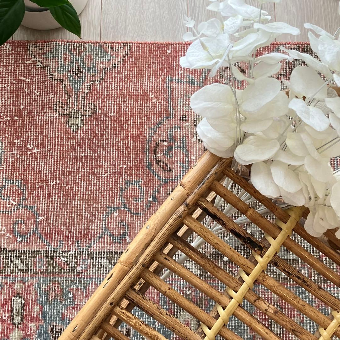 淡ピンクレッド✳︎50×110くすみブルーココの字フラワー　トルコヴィンテージラグ