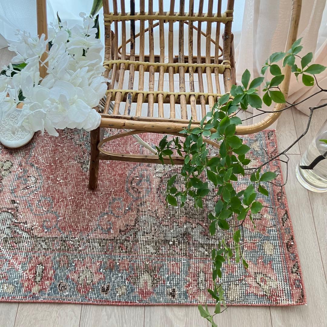 淡ピンクレッド✳︎50×110くすみブルーココの字フラワー　トルコヴィンテージラグ