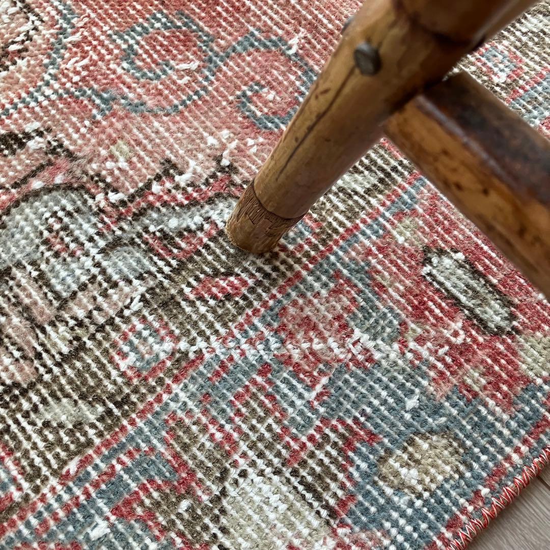 淡ピンクレッド✳︎50×110くすみブルーココの字フラワー　トルコヴィンテージラグ