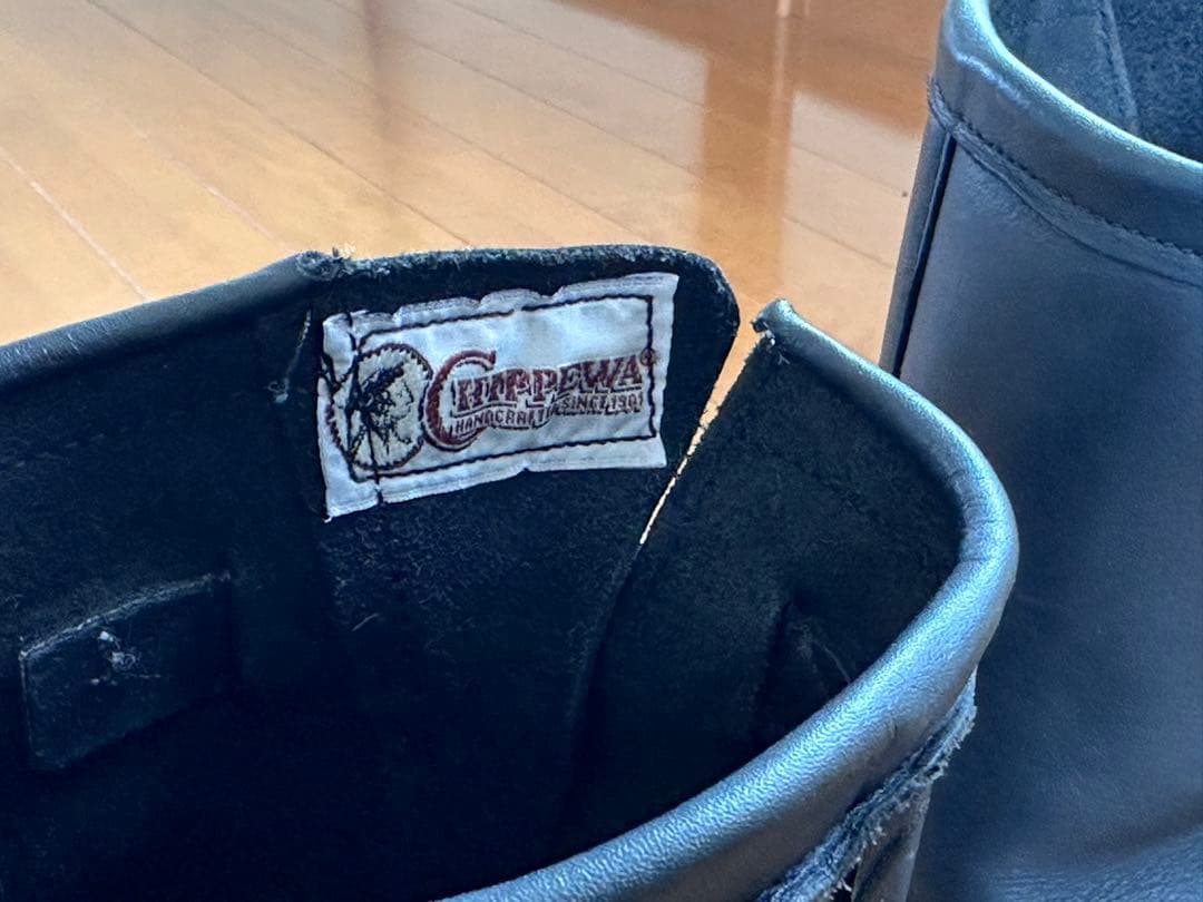 黒いレザーエンジニアブーツ