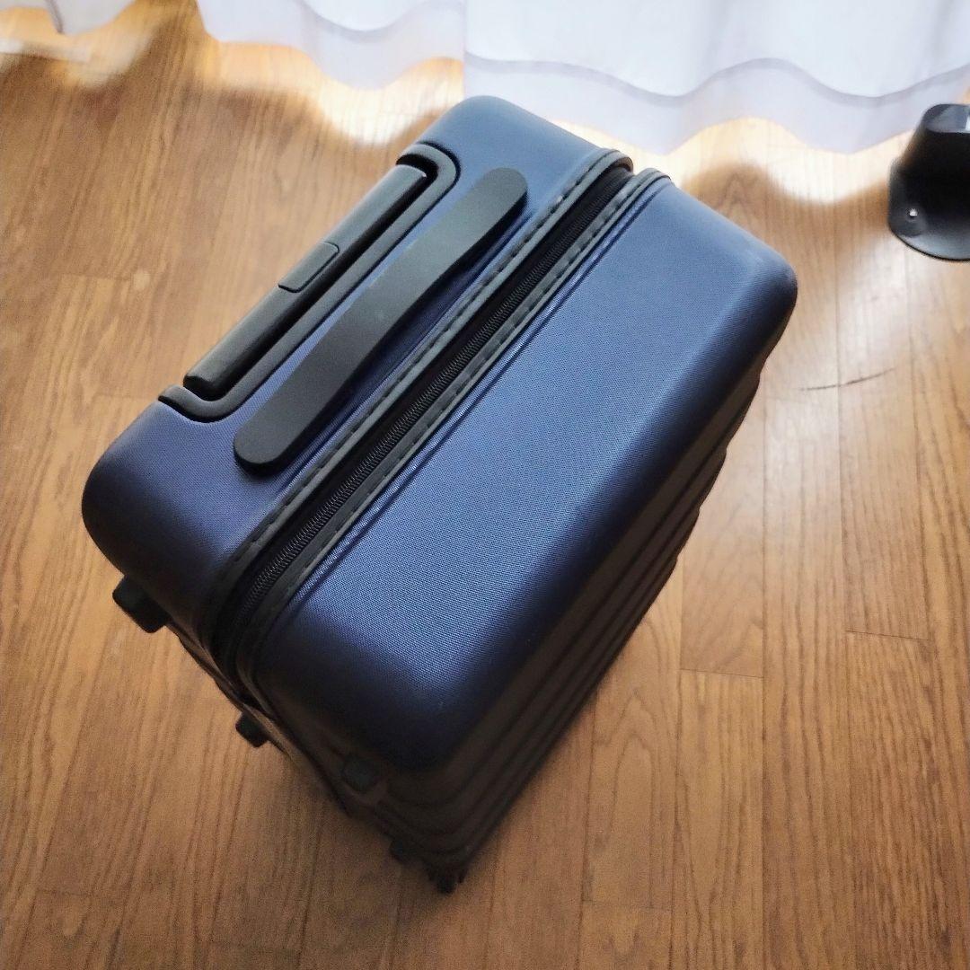 無印良品 33リットル　紺色系　バーを自由に調節できるハードキャリーケース
