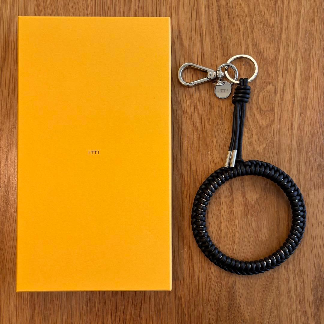 iTTi イッチ　CRISTY KNOT WRIST CIRCLE CHARM