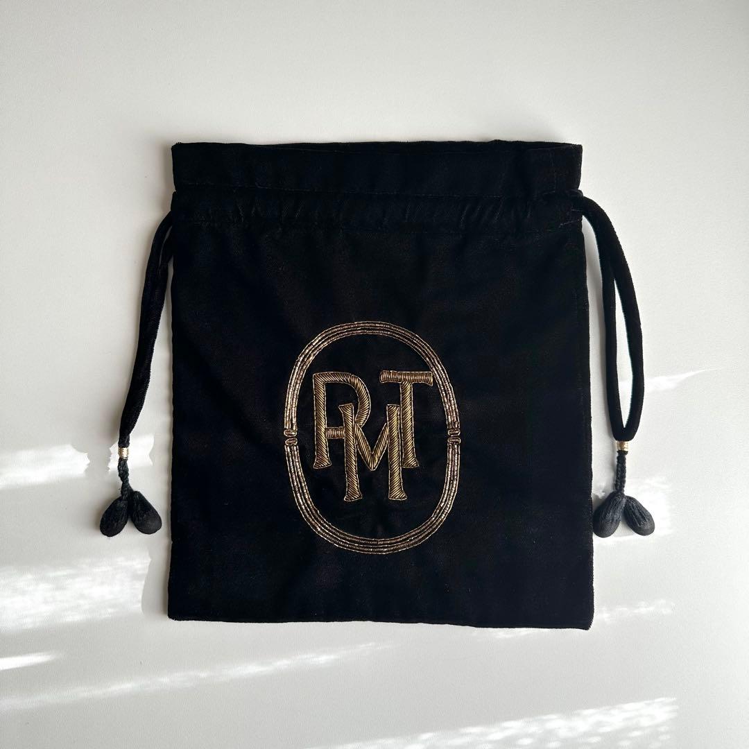 【新品未使用】ピモンテ　刺繍　巾着ポーチ　黒