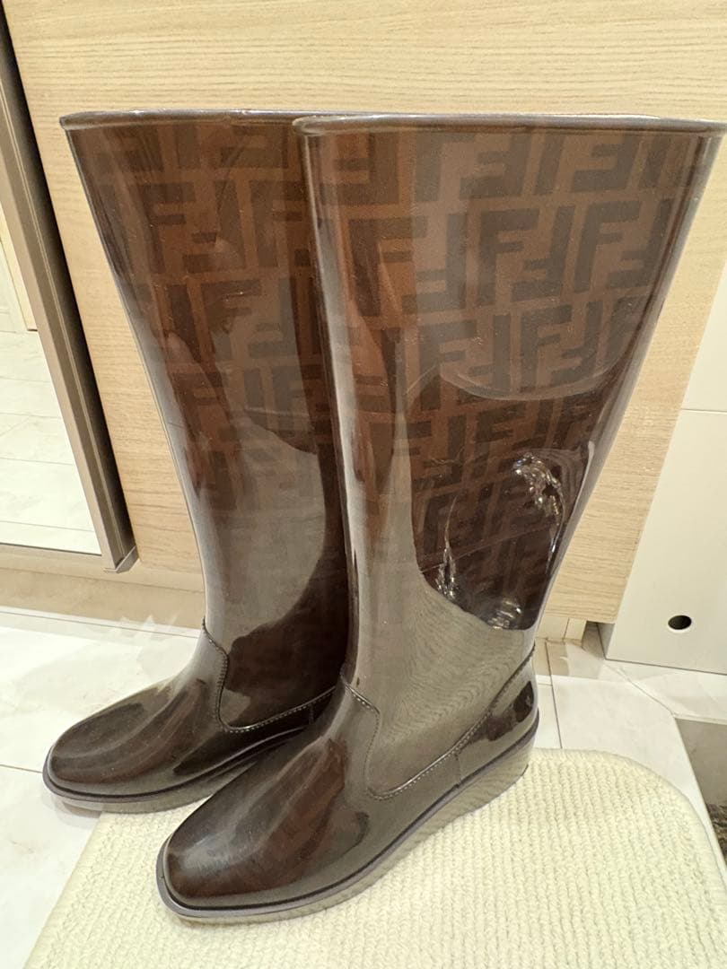 未使用品FENDI ブラウン ロゴ入り レインブーツ