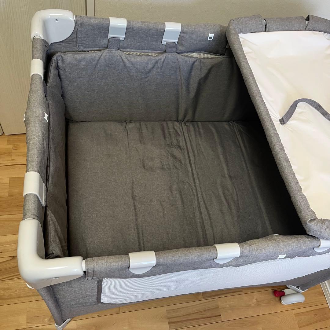 美品 KATOJI カトージ ポータブルベビーベッド おむつ替えテーブル付