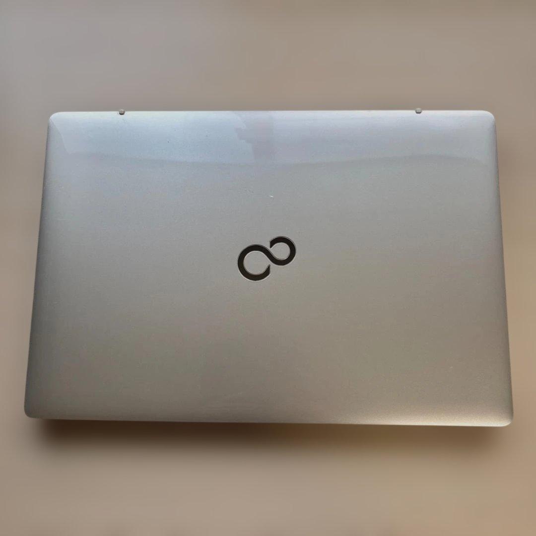 富士通 LIFEBOOK！大画面薄型ノートパソコンカメラ付Windows11