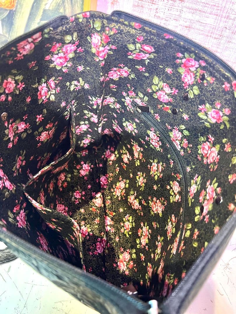 ロラライハリス♡フラワー型押し本革ブラック♡刺繍の肩掛けファスナー式バッグ♡