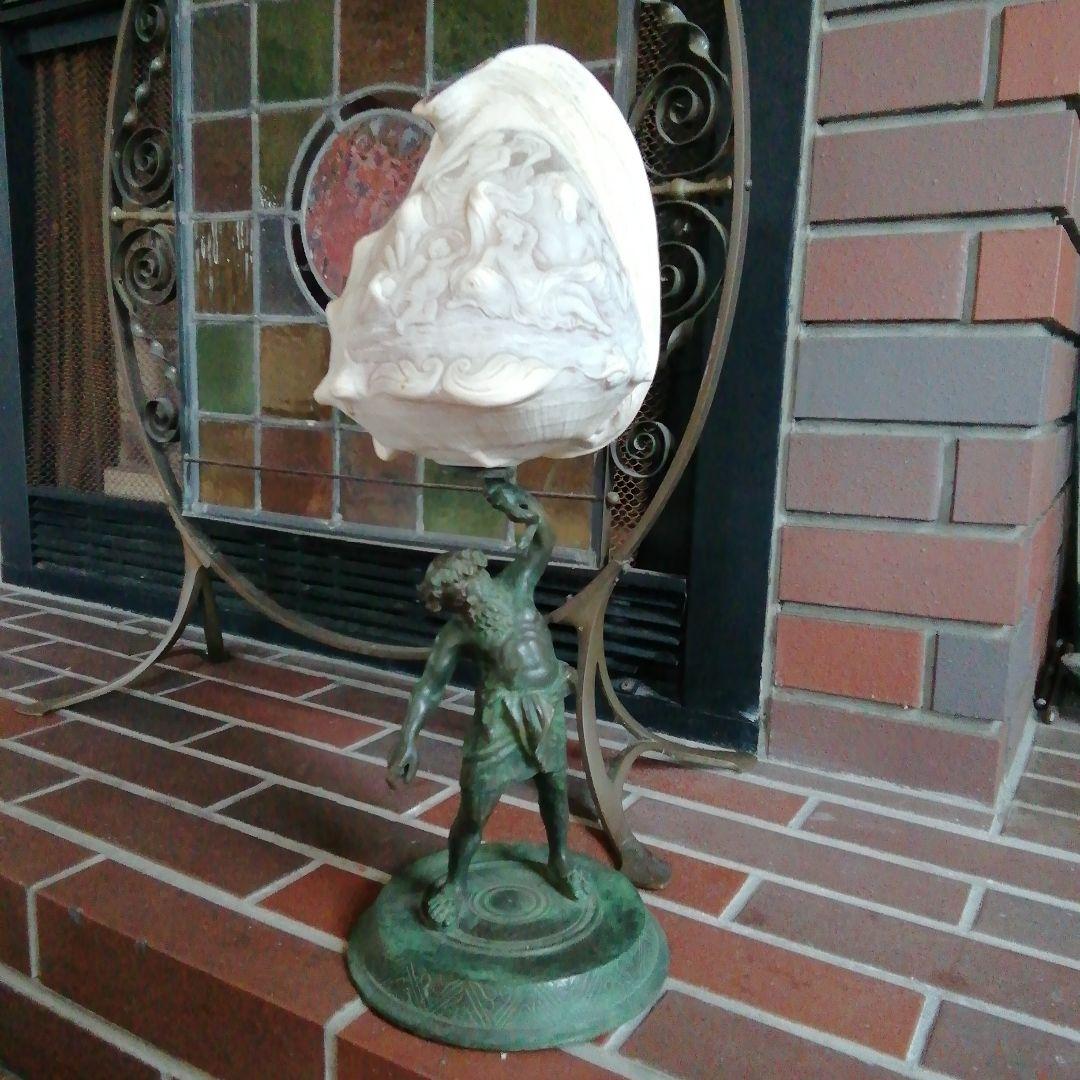 麦ちゃ様　　古典的な神話の彫刻貝殻と青銅スタンド