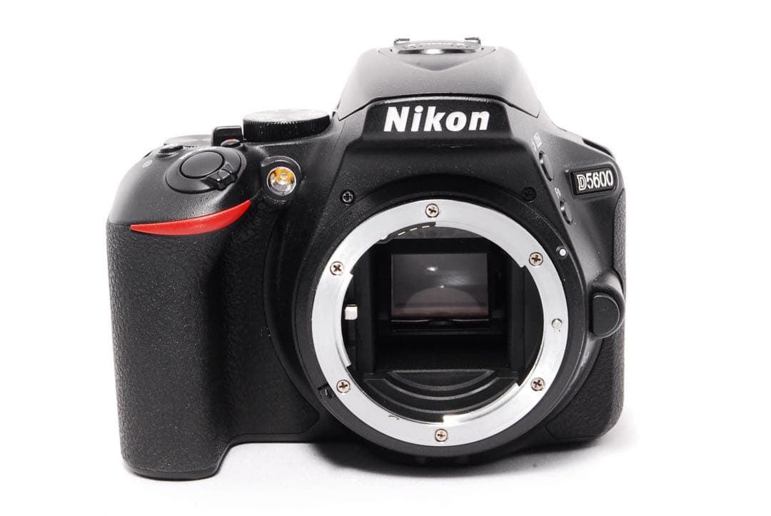WiFiで楽々転送◆Nikon D5600◆一眼レフカメラ◆ショット数5710！