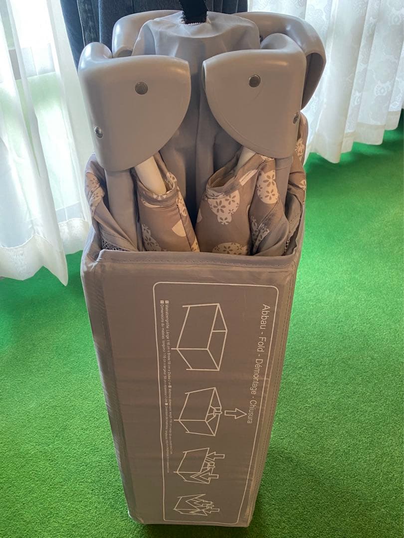 折りたたみ式ベビーベッド グレーとベージュ