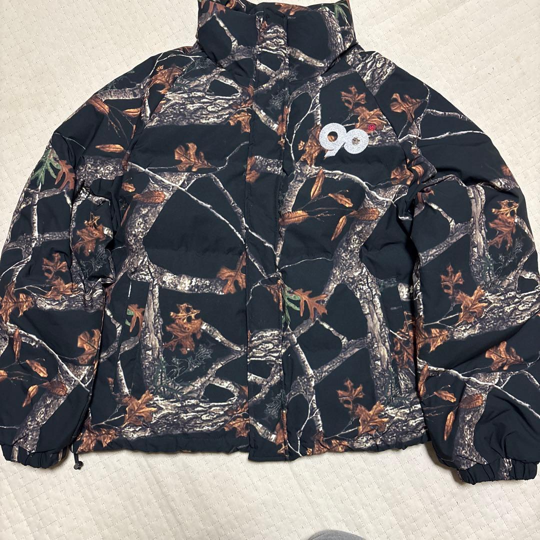 9090ブラックリアルツリーカモフラージュ柄ダウンジャケット