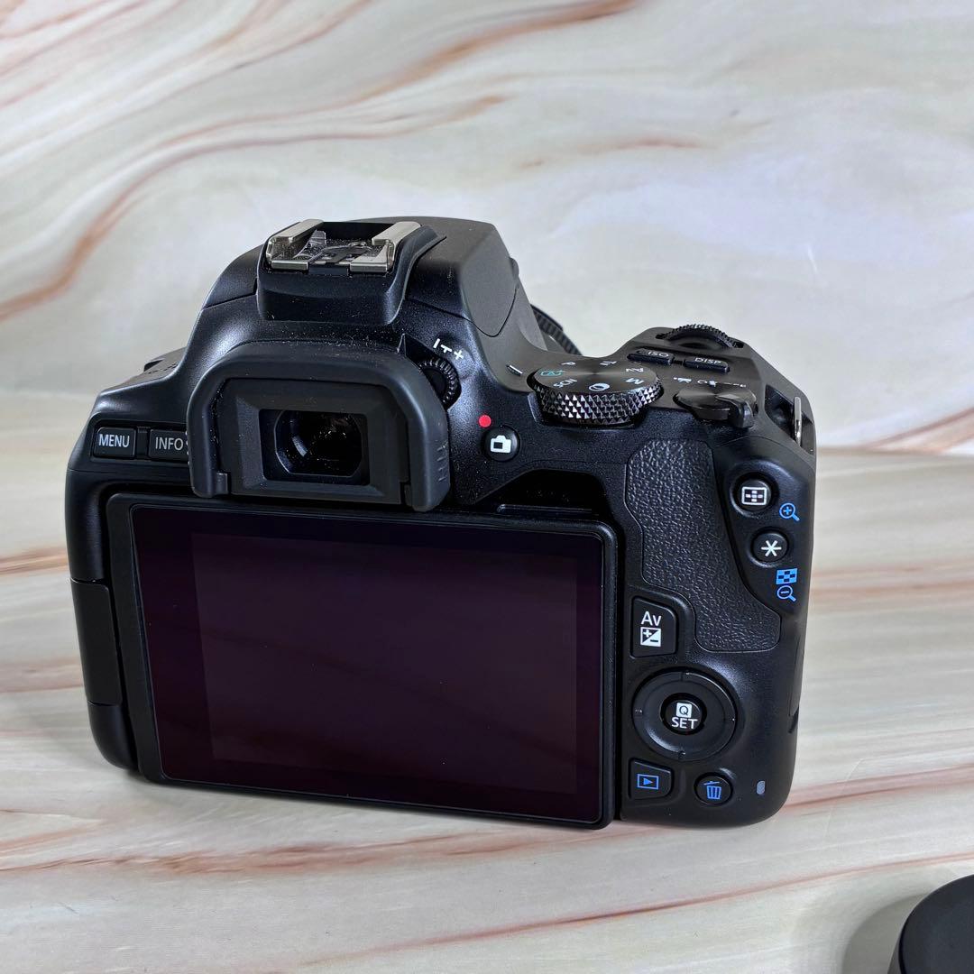 Canon　キャノン　EOS Kiss X10　レンズ付き 美品