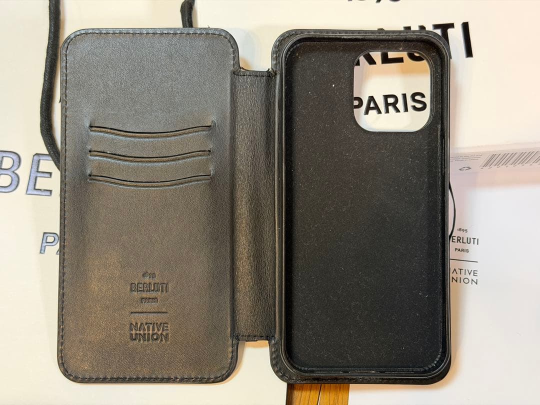 BERLUTIベルルッティカリグラフィスマホケースiPhone15PROMAX