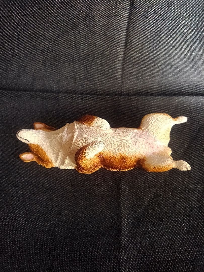 木彫りのコーギーヘソ天