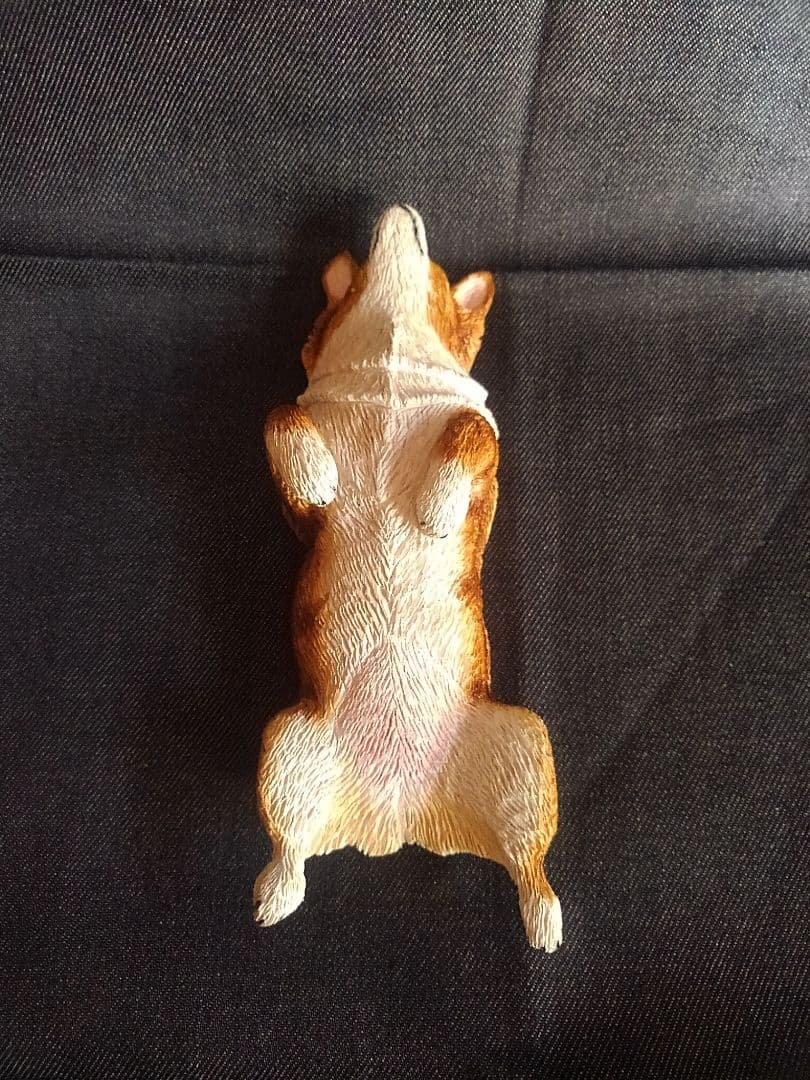 木彫りのコーギーヘソ天