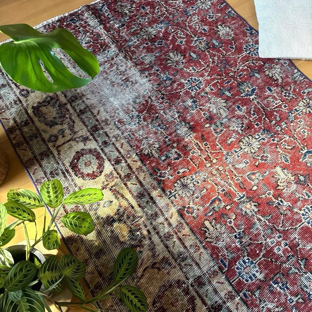 104×154 深みある赤色のボタニカル柄　擦れシャビー　トルコヴィンテージラグ