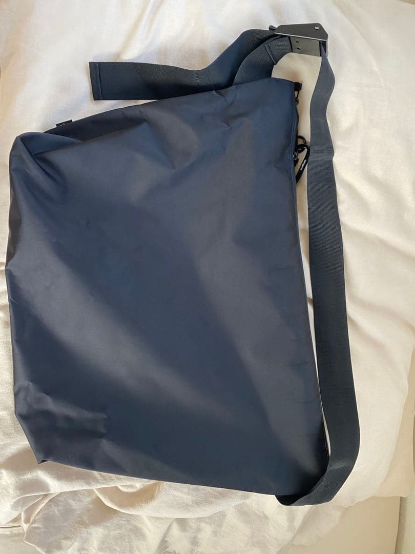 meltum メッセンジャーバッグ　カラビナ付き　ブラック