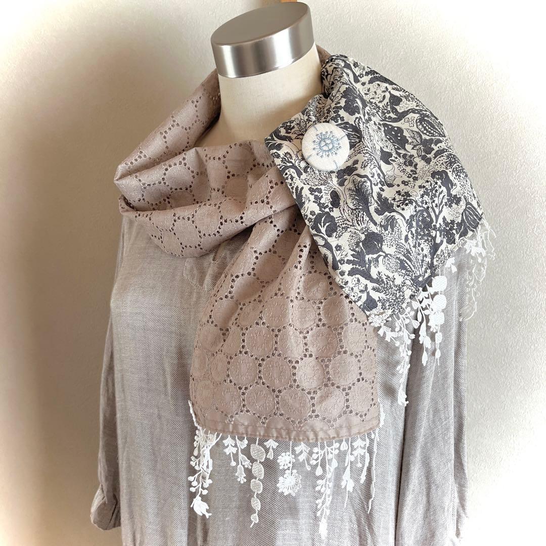 ワンちゃん☆ ミナペルホネンanemoneブローチとサークルレースストール