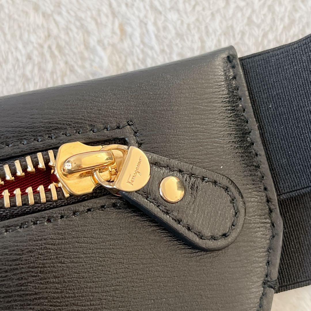 未使用級★Salvatore Ferragamo★ガンチーニ ボディバッグ 黒金