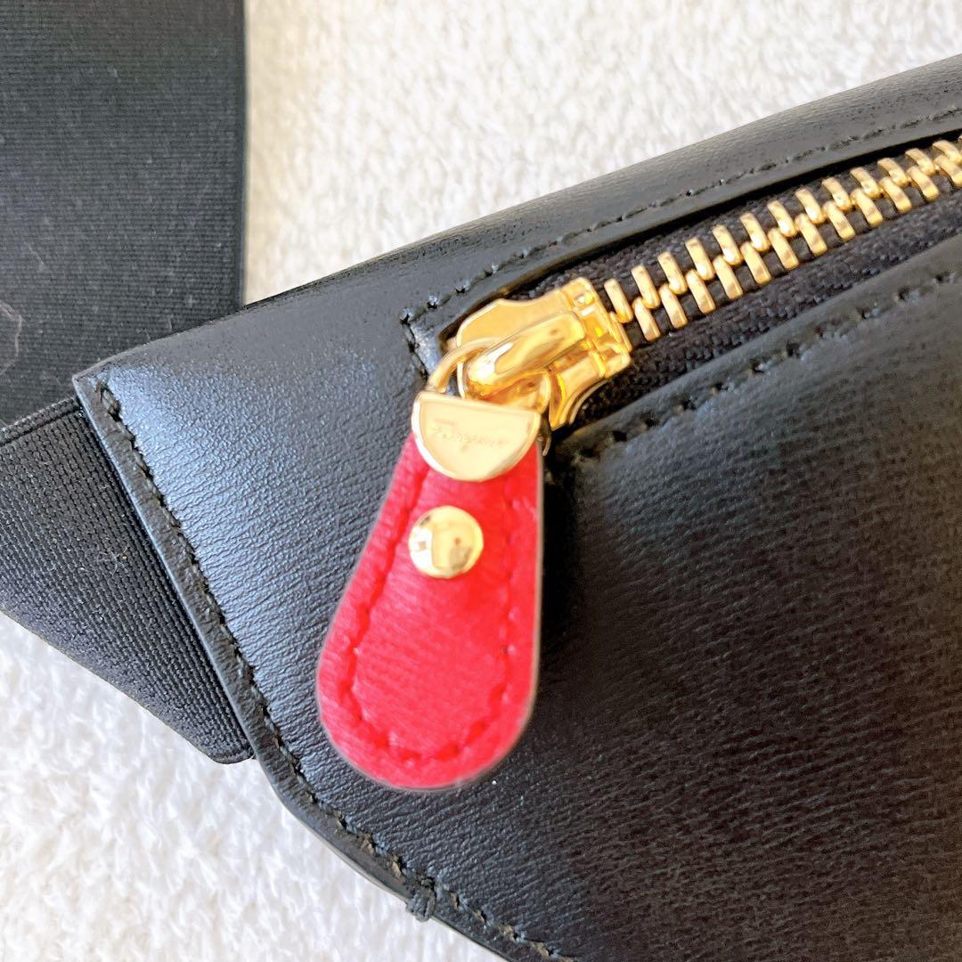 未使用級★Salvatore Ferragamo★ガンチーニ ボディバッグ 黒金