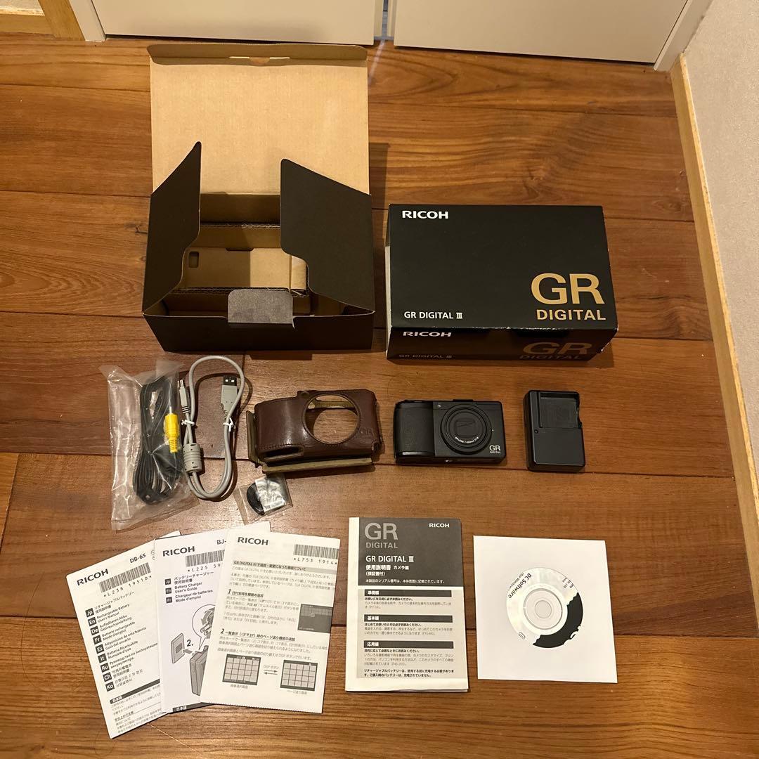 RICOH GR DIGITAL Ⅲ 本体と付属品