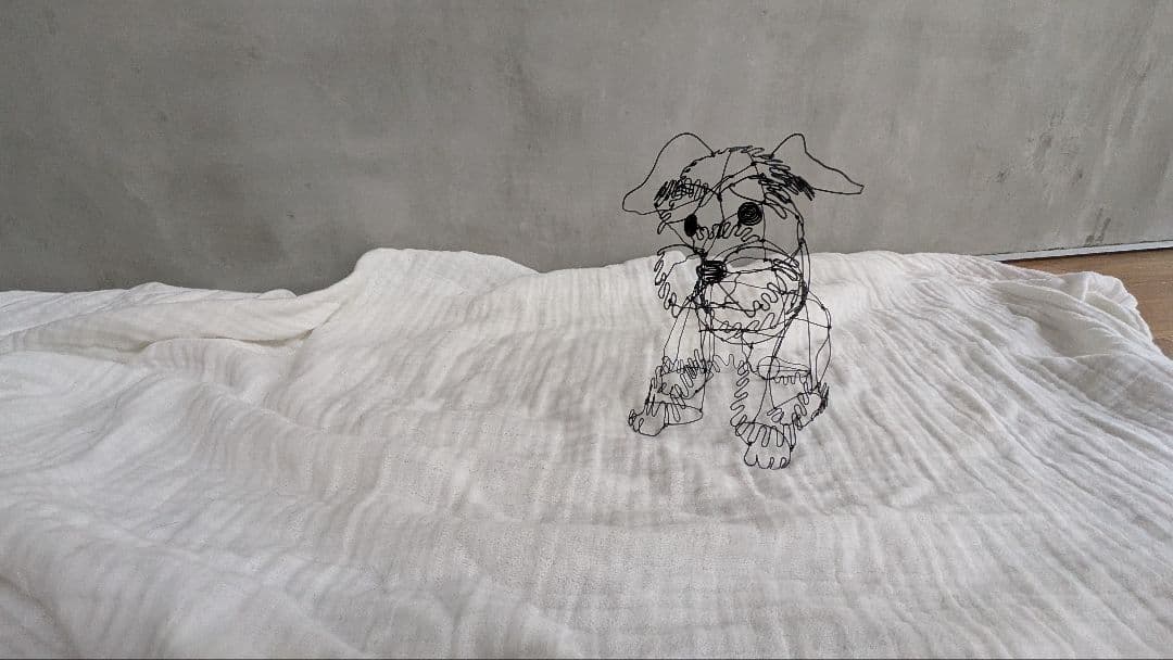 こっちを見てるミニチュアシュナウザーのワイヤーアート