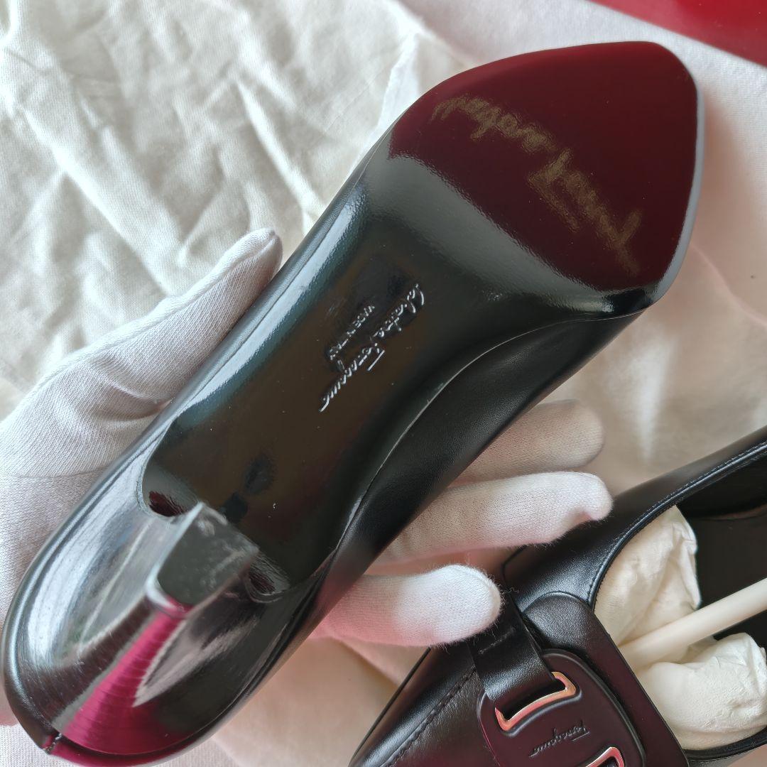 未使用品級 Salvatore Ferragamo ブラックレザー パンプス