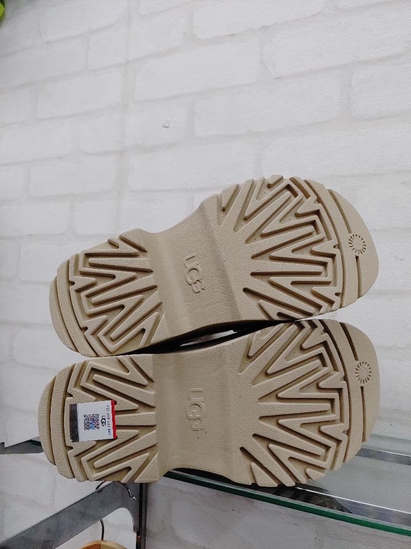 新品　UGG GOLDENRISE 22.0cm サンダル　レディース　厚底