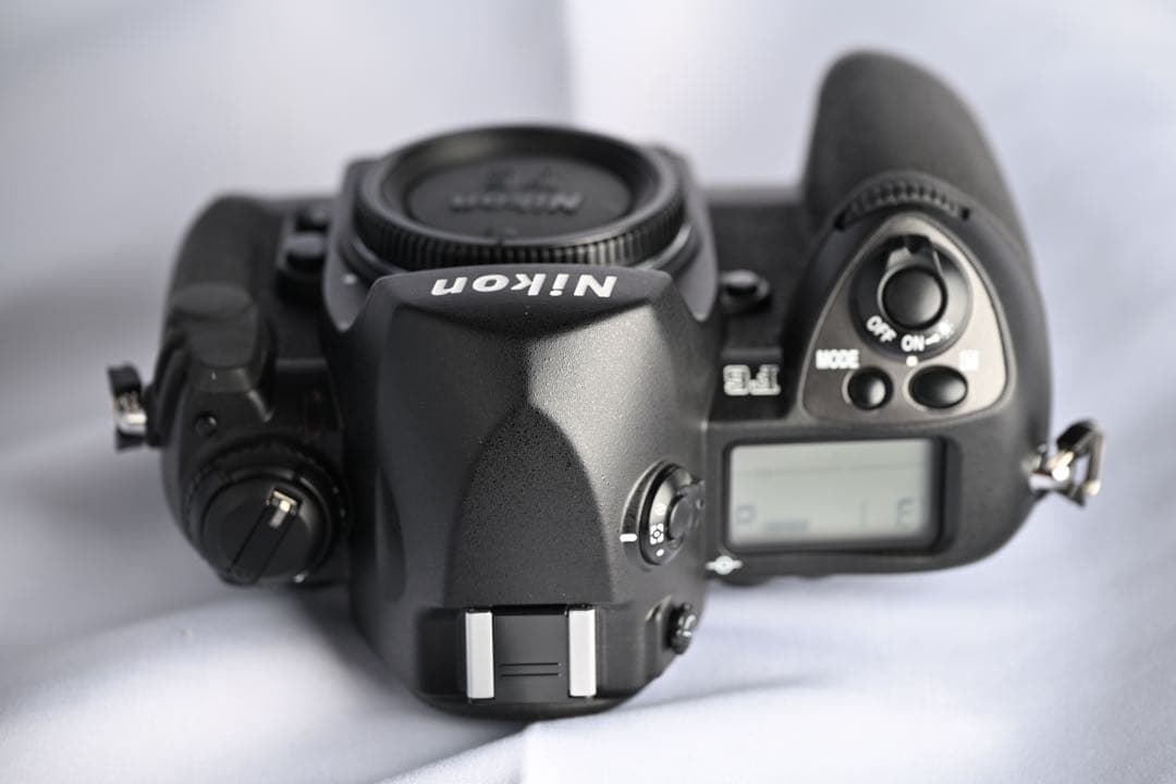 Nikon F6 スプリットスクリーン・展示台付きコレクション級　26000番台