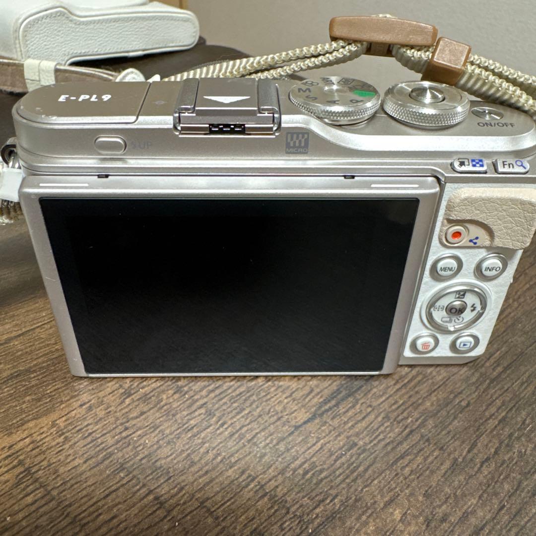 OLYMPUS E-PL9 ミラーレス一眼 ホワイト