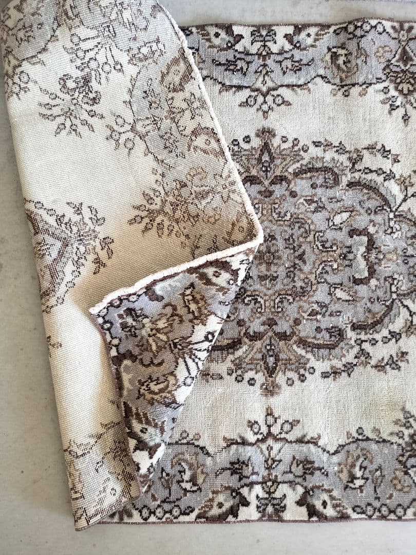 ダークベージュとグレーのトルコラグ雅姫さん　No.749