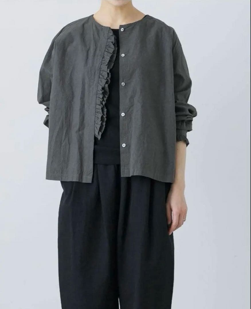 かぐれ　コットンリネンフリルブラウス　CHARCOAL