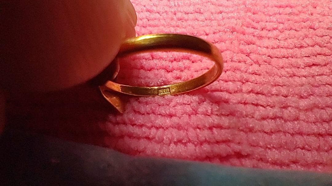 リボン型金色リング