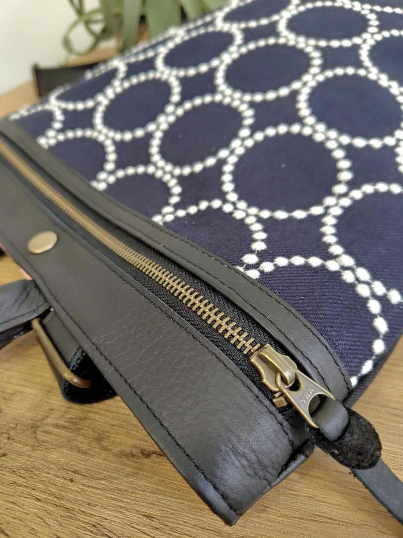 ミナペルホネン/2025tambourineタンバリンネイビー×白/牛革A4