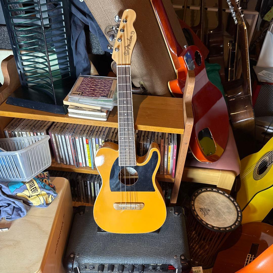 Fender エレキウクレレ　イエロー