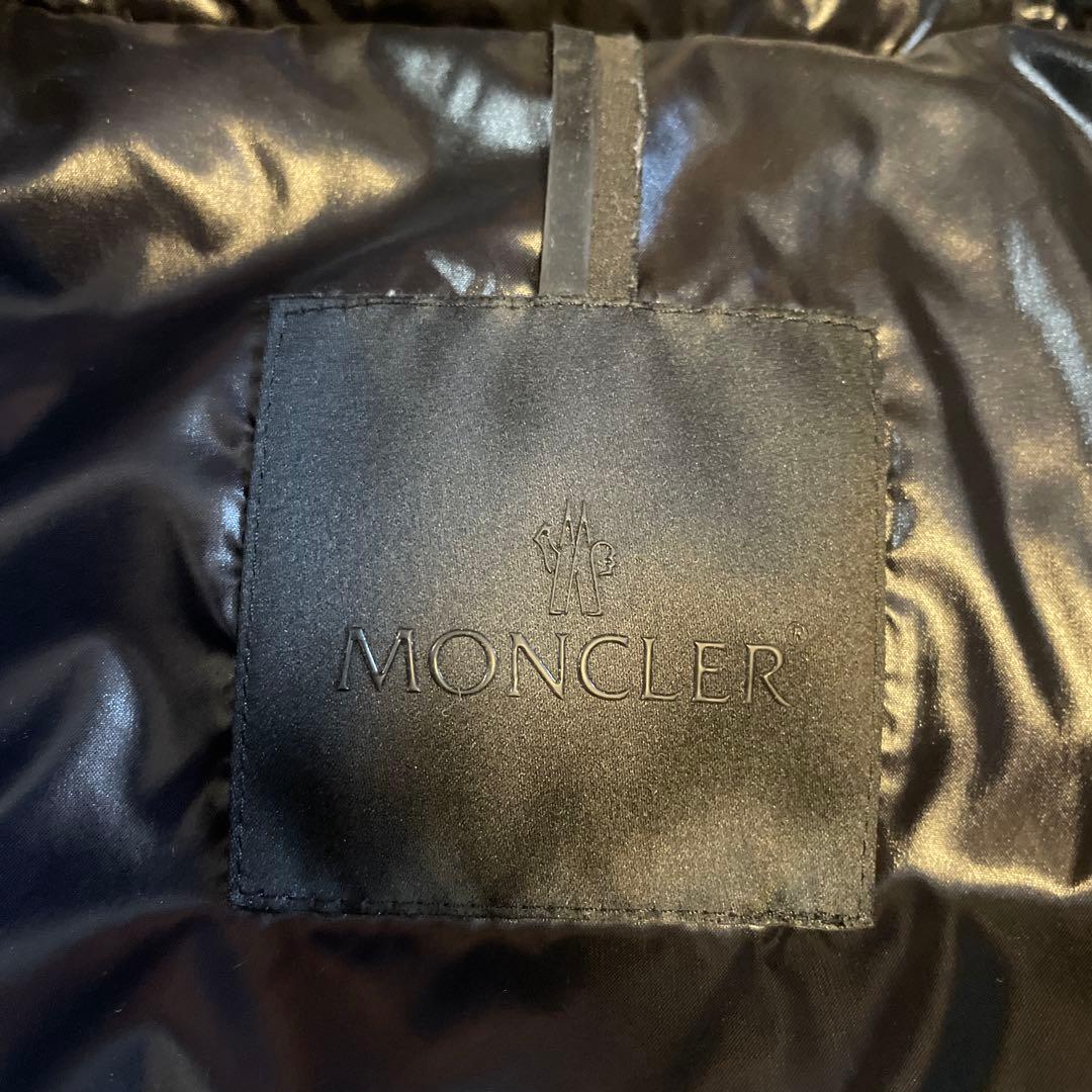 MONCLER フード付きダウンジャケット ブラック えーきちです。
