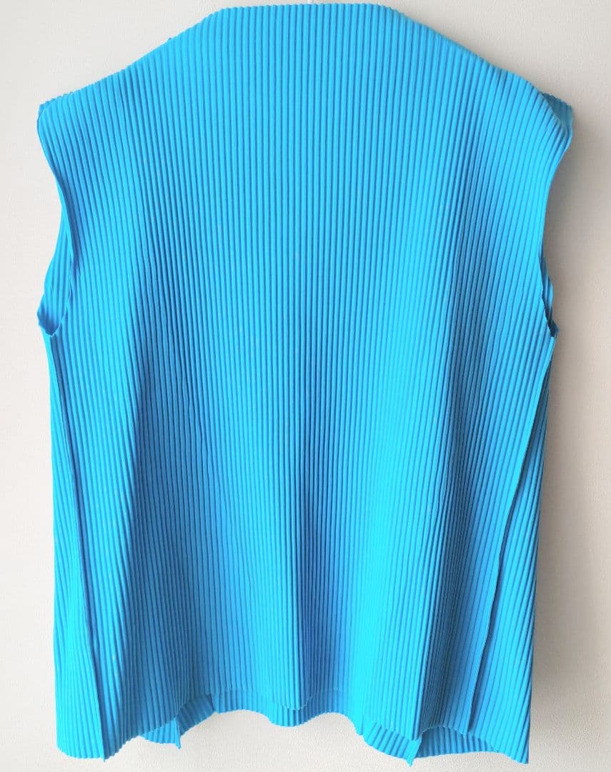 me ISSEY MIYAKE カーブプリーツ フレンチスリーブトップ ブルー