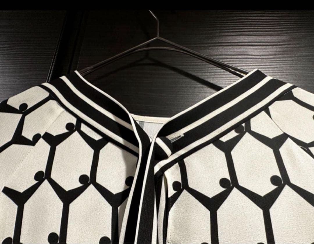 ぷ*ん様 【ADOREアドーア】ヘキサゴンプリントブラウス38《ホワイト》