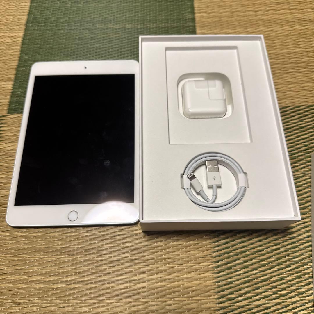ほぼ未使用　Apple iPad mini (第5世代) 64GBシルバー 本体
