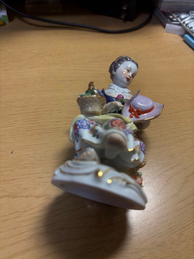 マイセン 花かごを持つ女性