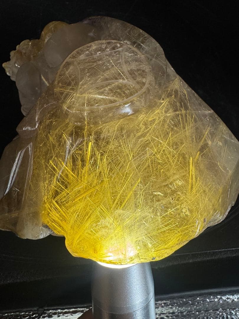 ルチルクォーツ貔貅彫り　天然石　台座付き