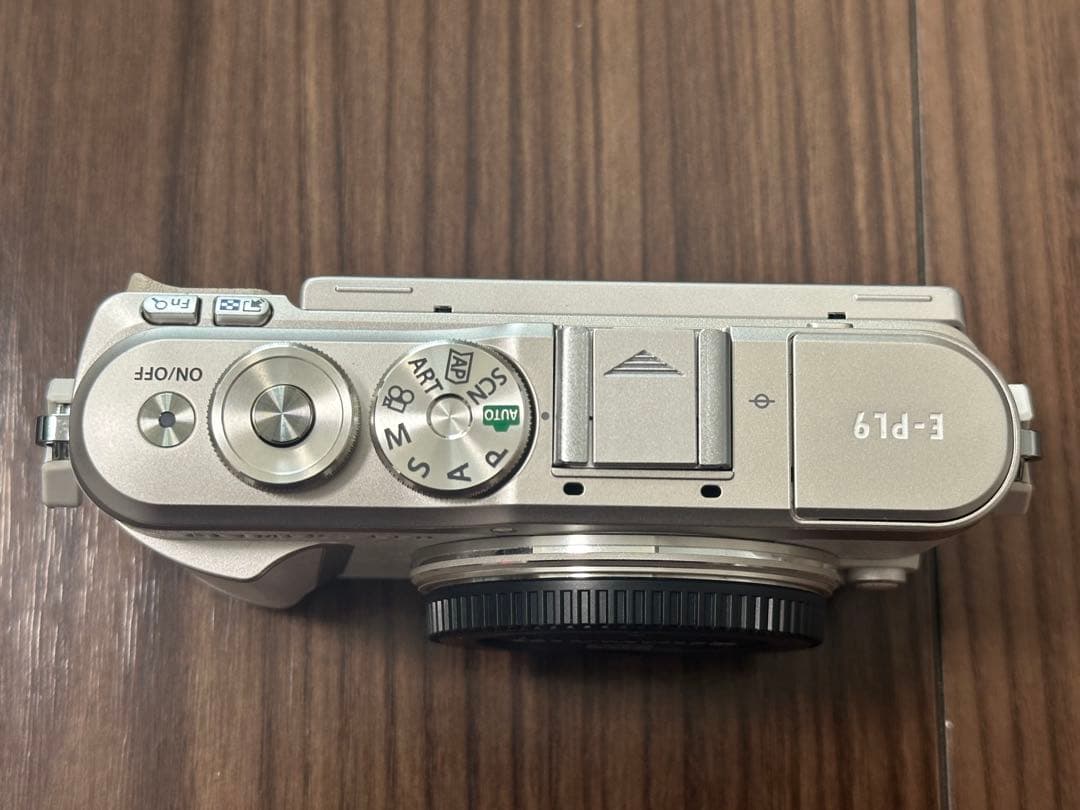 おまめ 【極美品】OLYMPUS PEN E-PL9 ホワイト レンズ付き
