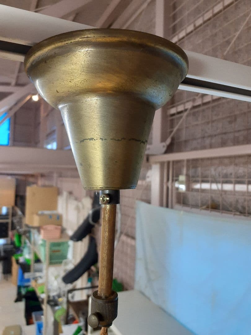 春にぴったりの艶やかで桜の花びらを散りばめた様な可愛らしいペンダントライト